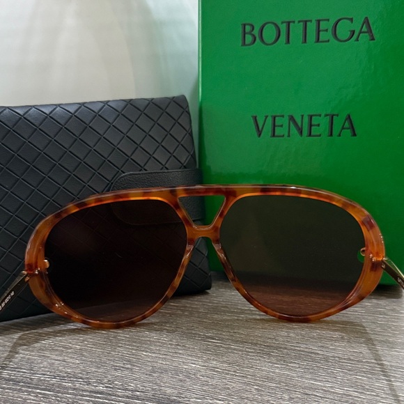 Bottega Veneta Amber Aviator Sunglasses main image 5